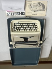 Vintage 1967 Nice Royal Safari Portable Typewriter W/Case – Types & Looks V/Well