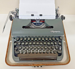 Olympia SM3 De Luxe Portable Typewriter Congress Pica #83 10 Pitch w/ Case Works
