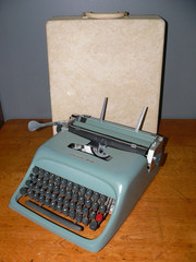 Vtg. 1962 Underwood-Olivetti Studio 44 Portable Typewriter w/Case & Accessories