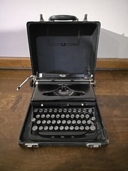 Vintage 1930’s Royal O Model Touch Control Portable Manual Typewriter-USA