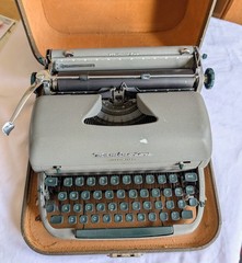 Vtg 1957 Remington Quiet-Riter Manual Typewriter Hard Case Working Condition