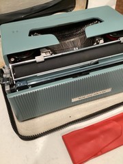 Olivetti Underwood Lettera 32 Typewriter, Vintage Blue Italy Made w/ Case