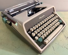 Olympia SM7 De Luxe Typewriter • Cream & Taupe • West Germany w/Case