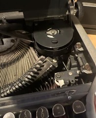 ROYAL 1953 QUITE DE LUXE GRAY PORTABLE TYPEWRITER WITH TWEED BROWN STORAGE CASE