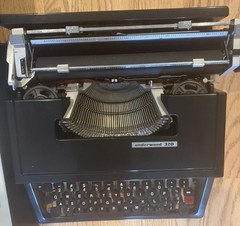 UNDERWOOD 320 Manual Typewriter Black Vintage made in Spain w/ Case