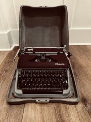 1950s Olympia SM3 De Luxe Burgundy Typewriter • w/Case