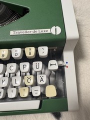 Vtg Olympia Traveller de Luxe Typewriter Green QWERTZ West Germany W/Case As-is