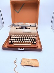 VTG Underwood Quiet Tab Deluxe Tan Color Typewriter w/Case And Key! Nice 👀