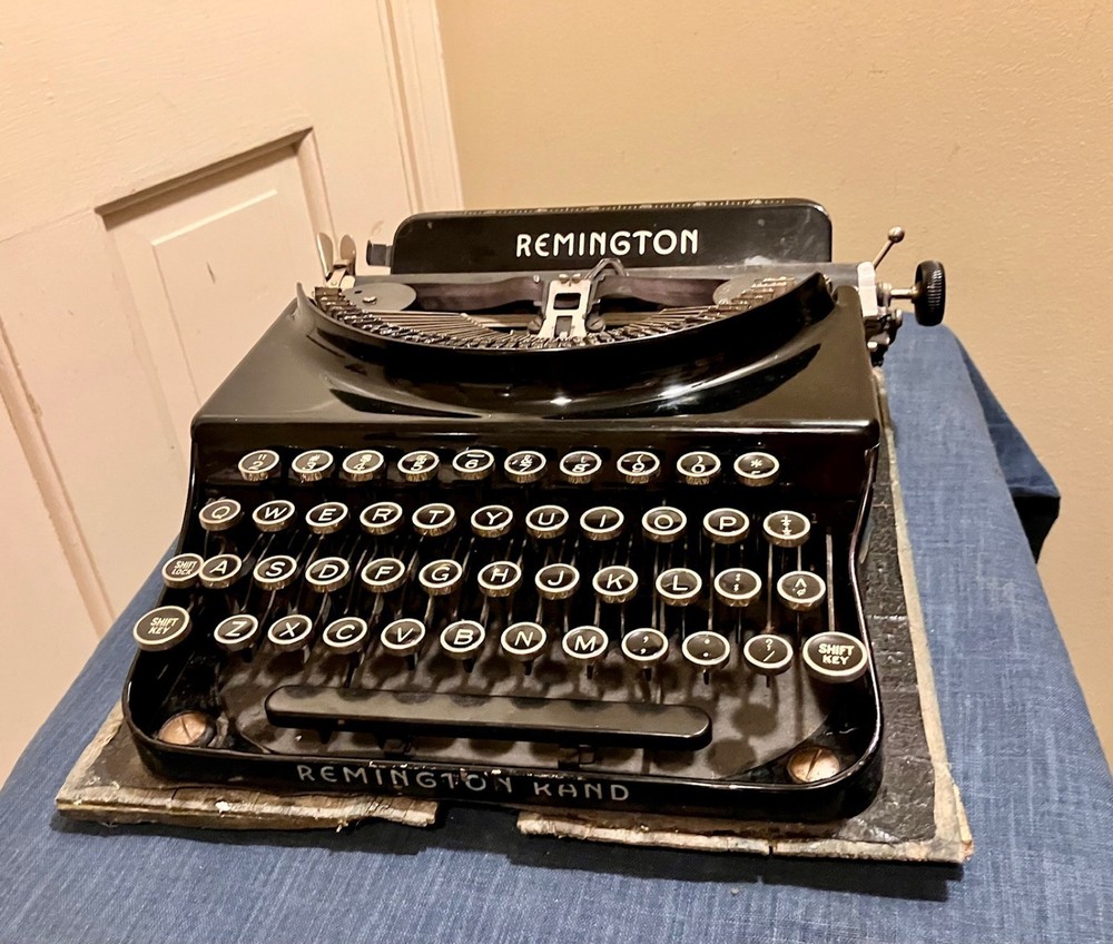 1938 Remington Junior Portable Typewriter~Looks & Performs Great But No Case Top