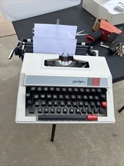 VINTAGE ROVER SUPER DE LUXE MANUAL PORTABLE TYPEWRITER WITH CASE – Excellent