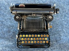 1917 ANTIQUE PORTABLE CORONA NO 3 FOLDING TYPEWRITER, YELLOW KEYS, BOOKS & CASE