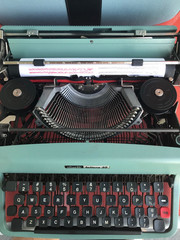 Serviced Vintage Olivetti Lettera-32 Manual Typewriter Refurbished by a Mechanic