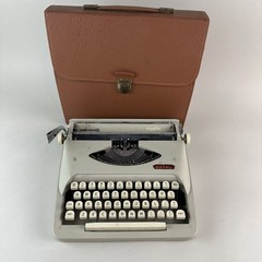 Vintage Royal Royalite Portable Manual Typewriter 50s 60s Made in Holland Case
