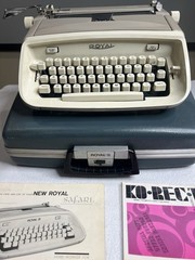 Vintage 1967 Nice Royal Safari Portable Typewriter W/Case – Types & Looks V/Well