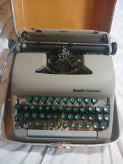 Vintage 1950’s Smith Corona Silent Super Typewriter With Case – Tested!