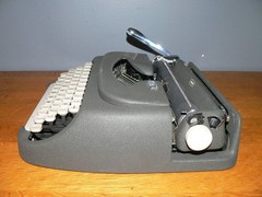 Vintage 1960 Royal Dart Compact Portable Manual Typewriter w/Case