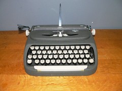 Vintage 1960 Royal Dart Compact Portable Manual Typewriter w/Case