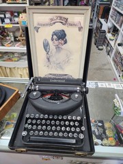 ANTIQUE UNDERWOOD PORTABLE Noiseless TYPEWRITER + ORIGINAL CASE 1930s