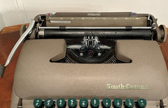 Vtg 1951 SMITH-CORONA Sterling 5A-Series Drab Brown/Green Deco Typewriter w/Case