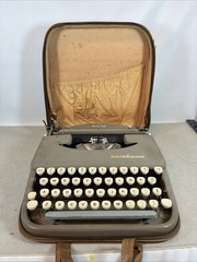 Vintage Smith Corona Skyriter Ultra Portable Light Typewriter In Case Flaws