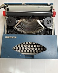 VINTAGE 1960’s. / 1970’s royal sprite manual typewriter blue white case works