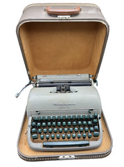 Vintage 1957 Remington Quiet-Riter Miracle Tab Typewriter w/ Case – Works!