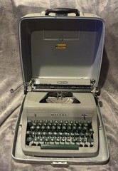 Antique Vintage Royal Quiet de Luxe Portable Typewriter with Case