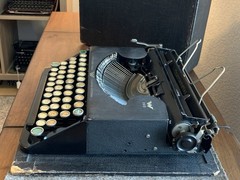 FREE SHIPPING! Continental 200 Ultra Portable German Typewriter w/ Case!