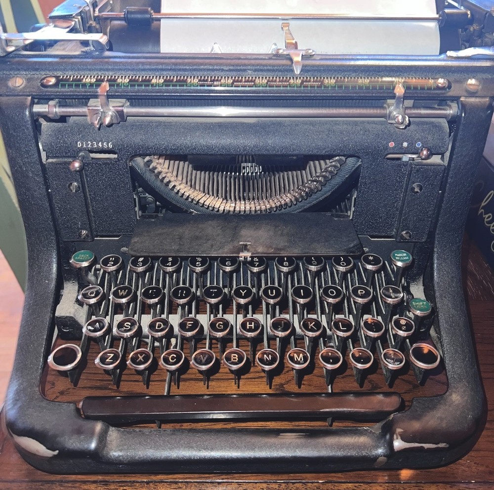 Vintage 1930s UNDERWOOD UNIVERSAL PORTABLE TYPEWRITER w Hard Case
