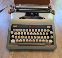 Vintage 1961 Royal Futura 800 2-Tone Gray Typewriter w/Case