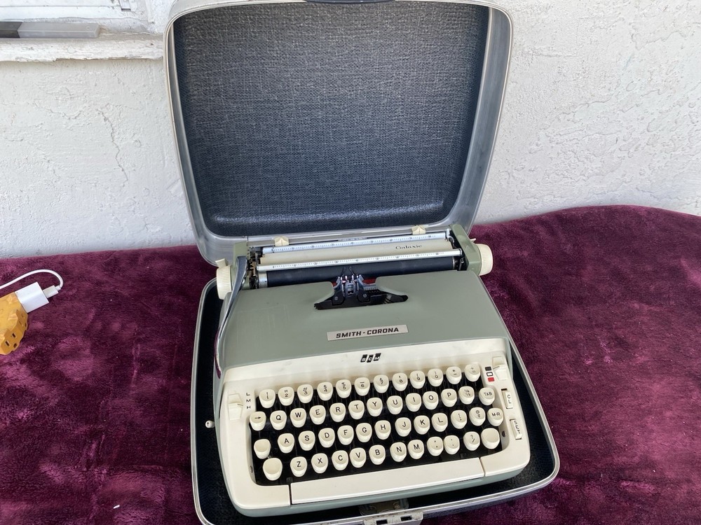 Smith Corona Galaxie Portable Manual Typewriter Machine Vintage Case