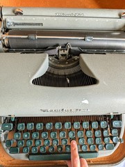 Vtg 1957 Remington Quiet-Riter Manual Typewriter Hard Case Working Condition