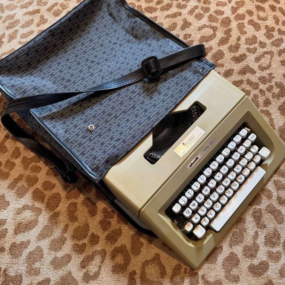 Vintage Olivetti Lettera 25 Manual Portable Typewriter with Carrying Case