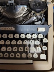 Royal Heritage Deluxe Portable Manual Typewriter Vintage 1959 Montgomery Wards