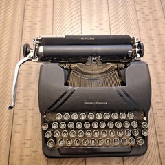 1946 Smith-Corona Sterling 4A Type Writer And Case ( No Manual )