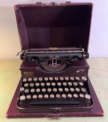1928 Royal Model P Portable Typewriter • Rare Burgundy Alligator Finish • w/Case