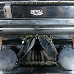 1930’s Royal KHM Working Antique Desktop Typewriter in good condition TD