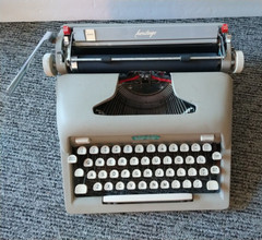 1960 Royal Heritage Magic Margin Portable Manual Typewriter & Case Tan Beige USA