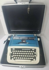 Vtg ROYAL Portable Manual TYPEWRITER Custom III Blue White Hard Shell Case w/KEY