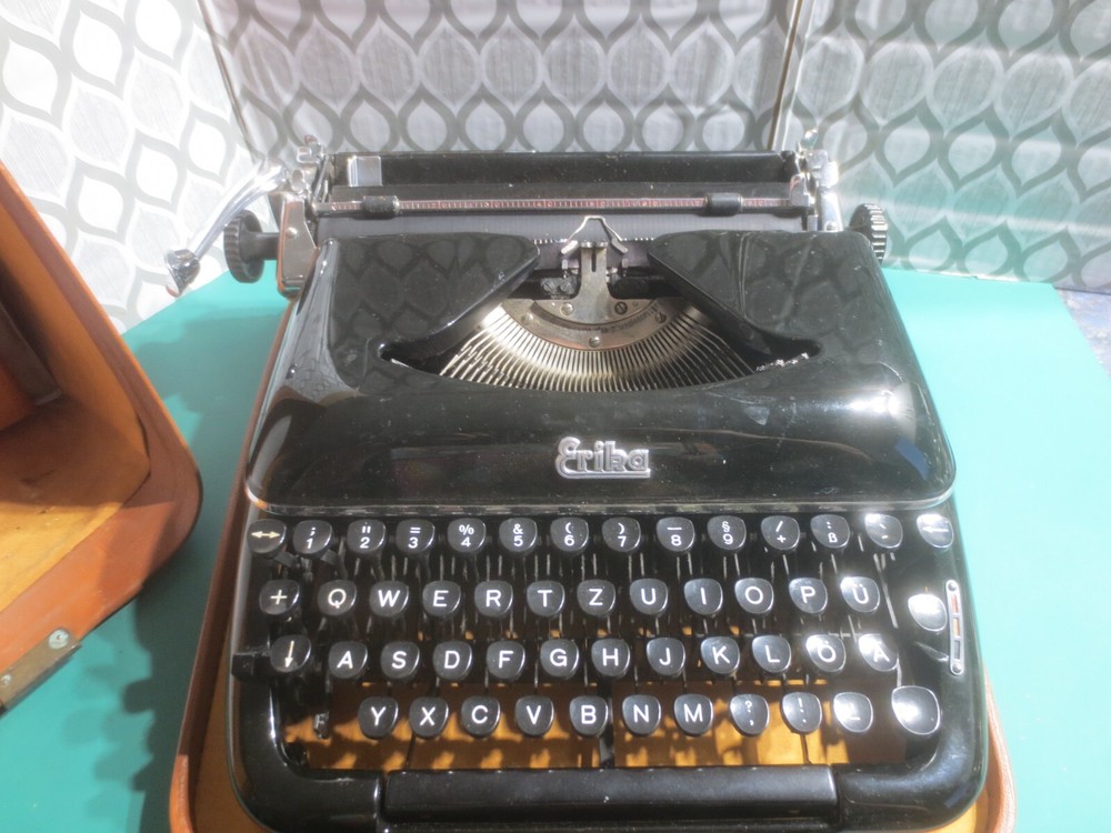 Vintage 1959 Mid Century German Made and Engineered ERIKA Typewriter Model 10