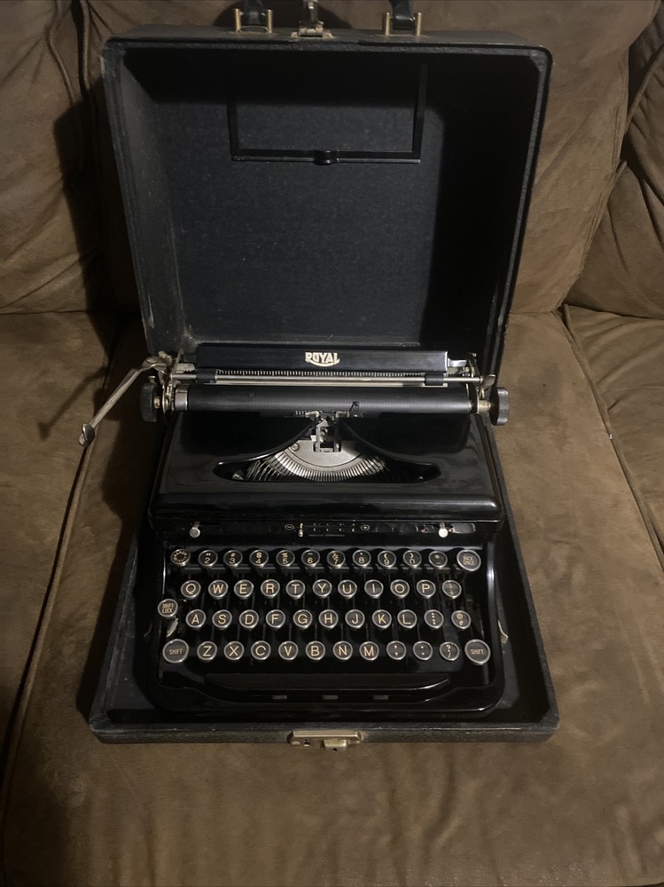 Vintage Royal Typewriter w/Case. Beautiful and EX condition!