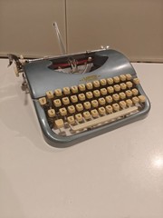 VOSS WUPPERTAL MODEL PRIVAT TYPEWRITER. GERMANY 1961. PICA FONT 12. SPANISH