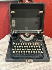 Vintage 1930s Underwood 4 Bank F Model Portable Typewriter/Case
