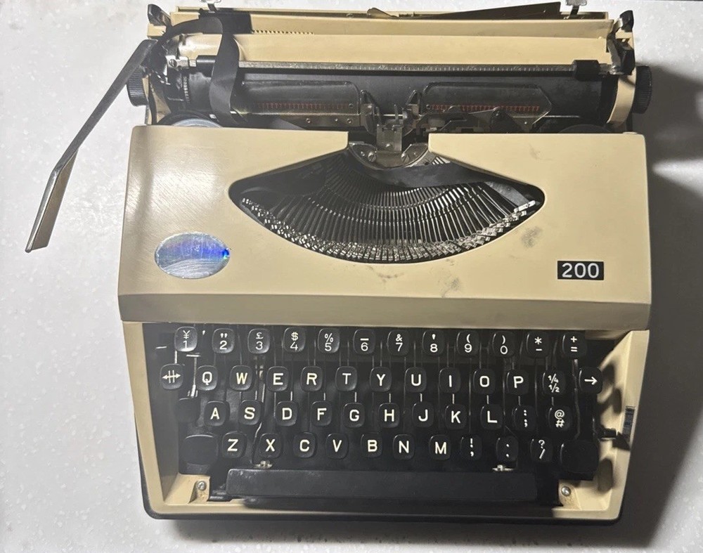1970’s Flying Fish 200 Portable Manual Typewriter Used (read)