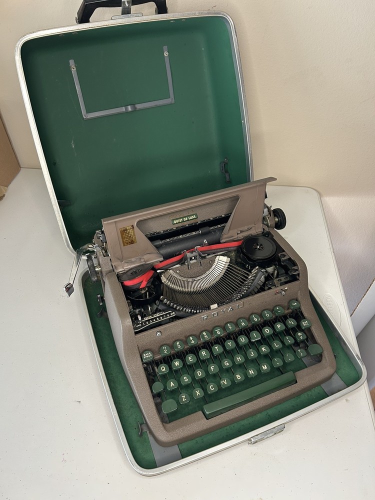Vintage 1950s Royal Quiet De Luxe Portable Typewriter (Green) w/ Case