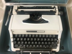 Signature 440t Portable Typewriter – Vintage, In Great Condition with Handbook