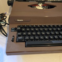 Sears Scholar Electric Typewriter w/ Hard Case, Brown with Black Keys TESTED