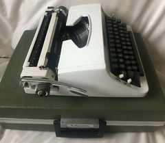 Signature 440t Portable Typewriter – Vintage, In Great Condition with Handbook