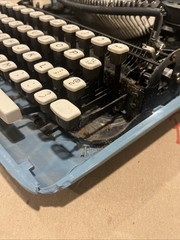 c1970s Blue Teal Remington Streamliner Portable Typewriter / Untested / Damaged