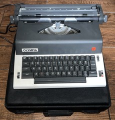 Olympia INTERNATIONAL Typewriter Electric Vintage W/ Case Model X-L12 For Parts
